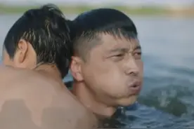 勇救落水男孩，大家直呼真英雄#电视剧我们这十年#影视解说  视频封面