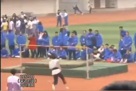 校运会上高二男生跳高过杆后，立马衔接后空翻炸裂全场。网友：名次是一时的，帅是一辈子的（来源：@葡tiao ）视频封面