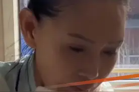 确诊舌癌的歌手张咪近况传来：切掉半个舌头以后，张咪目前已经能开口说话，现在说话有点“大舌头”。张咪的主治医生透露，张咪的口腔黏膜总是会出现溃疡，但是以前的溃疡都自愈了，这一次这个溃疡有两三个月一直没好。提醒：如果口腔溃疡面积大、持续时间长，伴随其它症状，建议及时就医。#张咪 @抖音短视频 @DOU+小助手