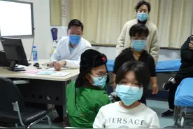 门诊遇到的一家三口侏儒症患者 13岁的女儿#脊柱侧弯 ，身高不到1米1#袖珍人视频封面