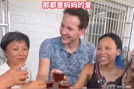 #荷兰女孩中国寻根 ㉓分离30多年后的第一顿团圆饭，妈妈疯狂给女儿女婿投喂。#现场寻人视频封面