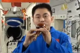 中国空间站“太空快递”应有尽有！宇航员叶光富吹奏葫芦丝，王亚平弹古筝。视频封面