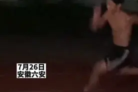  小伙失恋后跑四百米，打破了学校保持十二年的记录#校园 #路人视角 #失恋 #爱情 #dou 视频封面