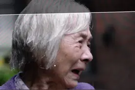 这一刻，她不是演员#吴彦姝 ，她只是一位心疼自己女儿的母亲。#电影妈妈 #电影妈妈关注阿尔茨海默病特辑 视频封面