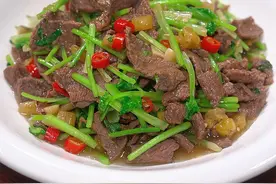 牛肉你要是像我这样炒，又嫩又香，下酒又下饭，你也赶快试试吧#香菜炒牛肉 #抖音美食推荐官 #抖音美食创作人 #美食教程 #美食趣胃计划 @DOU+小助手