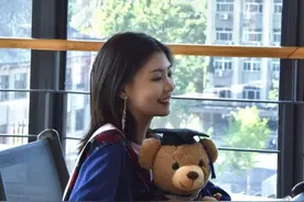 26岁北大女硕士留校当“食堂阿姨”，月薪五六千元 被亲切称作“黄妈”，“不用脑力劳动 比在大厂快乐”视频封面