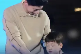 #小朋友输球后拒绝和马龙握手  【赢球后追着小朋友握手遭拒绝，龙队笑模糊了】近日，天津。马龙参加线下见面会，与小粉丝比赛获得胜利，小朋友输球拒绝和马龙握手。小朋友的真性情，把龙队逗得哈哈大笑。俩小孩长大后：巅峰时期曾拒绝过马龙。视频封面