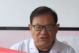 宝宝睡觉的时候总是挠头抓脸，睡不安稳，这是什么情况呢？#儿科 #育儿 #新生儿