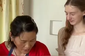 乌克兰战争导致食物价格飞涨，担心娘家父母吃不上饭，乌克兰媳妇想把父母接到中国生活，担心中国婆婆不同意， 结果婆婆淳朴宽慰：中国安全，赶紧接过来，我们吃什么你父母就吃什么，不会让他们饿肚子视频封面