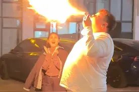 俩美女挑战拿鱼换火锅，老板不仅能摇滚，而且会喷火#鱼换万物 #挑战拿鱼换饭 #嗨皮钓鱼记 #美食视频封面
