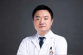 阑尾炎术后依旧反复发作 阑尾开过刀但是还是疼，俞医生检查发现又出现了其他合并的问题，这种情况只能开，不然解决不了问题。#我的白大褂朋友 #白大褂朋友已在线 #阑尾炎术后疼痛 #阑尾炎 #硬核健康科普行动 视频封面