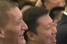 易建联在致谢王治郅时调侃道：我其实从刚开始打球，就一直偷学你的梦幻脚步，终于就在几天前我好像领悟到了一点点，我差点就决定再打一年了#易建联致谢王治郅 #易建联退役仪式视频封面