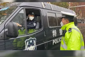 特警儿子遇到交警老爸，简单的问候却满满都是关心！#上阵父子兵视频封面