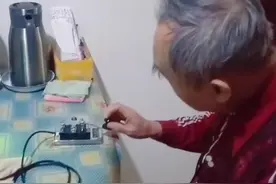 通信连老兵收到孩子送的摩尔斯电码练习机，仍能熟练使用。刻在骨子里的东西永远不会忘记，向您致敬！#永不消逝的电波 #秀我中国视频封面