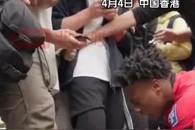 4月4日，中国香港。甲亢哥香港行亲自给粉丝系鞋带，并开启碎碎念叮嘱粉丝注意安全。此前河南学功夫，师父也曾为其系鞋带，从河南到香港，甲亢哥成功将温暖延续。#甲亢哥视频封面