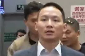 3月16日，广东深圳，谢浩男在团圆宴上首次公开露脸 登台与父亲相拥视频封面