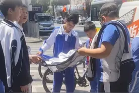 3月20号在距离龙岗区龙联学校一百多米的药店门口，有市民疑因中暑倒地，龙联学校几个学生用校服为其撑起“爱心伞”遮阳，市民纷纷点赞。#深圳 #学生 #暖心 #正能量 @抖音短视频视频封面