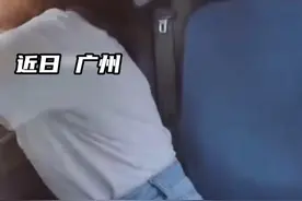 女子吐在车上不赔偿被反锁，你觉得司机要300赔偿合理吗⑪#你怎么看 #社会百态 #意不意外视频封面