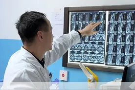 腰痛！睡觉不翻身受不了，为什么？怎么治疗？ 腰痛！一晚上要翻身五六次，不翻就受不了，可以通过等离子消融的办法减轻神经压迫#2024抖音生活记忆 #硬核健康科普行动 #抖音知识年终大赏 #腰痛 #门诊日常 @抖音健康 @健康中国视频封面