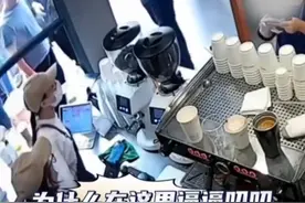 #上海一咖啡店女店员与顾客起争执 ，#直接将咖啡粉泼在顾客脸上 ，目前涉事女店员已被解聘。视频封面