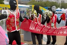 欢乐谷工作人员整活，cos春晚扭秧歌机器人，成为“汉马”热门打卡点视频封面