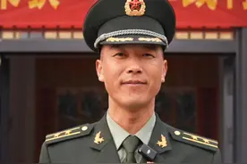 军人刘近向大家拜年了 ”全军践行强军目标标兵个人“ 汝南籍现役军人刘近向大家拜年#刘近 #拜年 #汝南视频封面