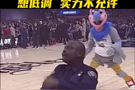 篮球场上卧虎藏龙，保安本想低调，但实力太强不允许呀！#篮球 #搞笑篮球 #功夫 