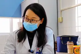 身上出现一连串的灰褐色小凸起，有可能是疣状痣#疣状痣 #皮肤科 #医学科普视频封面