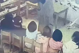 #幼儿园老师腿伤被孩子们集体关心  ：看到他们这样有爱，心都要化了！（供稿：杭州电视台青少体育频道）视频封面