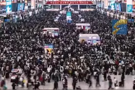 2025年春节出行预订已经进入最高峰。1月11日，据去哪儿大数据显示，1月25日或成为春运期间，单日出行人次最高峰。目前，1月25日的火车票已经开始发售，部分热门探亲车次车票已售罄，带动春节机票销售也进入高峰。#春运 #春节 #抢票视频封面