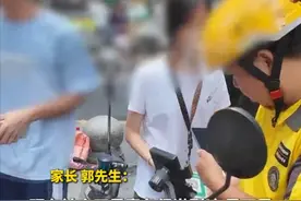 在深圳华强北这个高楼林立的商圈，每到午晚餐高峰，电梯运力紧张，外卖骑手上下楼往往要耗费半小时。为赶时间，一些骑手会花钱请人帮忙完成“最后一百米”配送。而在暑假期间，就出现了一群特殊的代送员——10后小孩。其中一位仅有8岁的“小孩姐”表示，一单两块，一天9个小时能赚139元。律师齐岩冰表示，学生代送本质是属于与外卖小哥建立按次的劳务关系，由于没有合法的组织实施者，所以这其中存在一定法律风险。（广东台记者 蒋弘业）