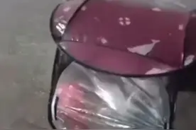 长沙突发大风强对流天气 市民：“夜宵摊的伞被吹走了”“门不知道吹哪去了” 楼下的保安亭被吹走砸到车玻璃视频封面