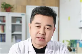 孩子长期坐姿不良会导致脊柱侧弯吗？ 孩子长期坐姿不良会导致脊柱侧弯吗？#硬核健康科普行动 #健康冷知识知多少 #生长发育 #坐姿不良 #脊柱侧弯 视频封面
