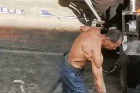 健身房里的肌肉男VS工地农民工，爱好跟生活之间的碰撞 #健身 #运动 #搞笑 #精彩片段 #热点视频封面