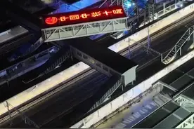 6月9日，中铁十局承建的淄博火车站改造工程开始旅客天桥和市政天桥吊装施工。这是目前国内仅有的跨越运营车站同时吊装的双天桥工程。#2000吨履带吊  #大型机械  视频封面