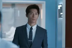 藏在心底的那个人如同一道伤痕，只要轻轻一碰，就会隐隐作痛。视频封面