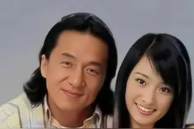 20年前，49岁成龙与17岁刚出道女星拍摩托车广告时留下的合影，当时成龙把她搂在怀里，笑的特别开心，据说当时成龙的片酬是五十万，而刚出道女星只有六百块钱，拍完广告后，成龙对女星爸爸大肆表扬了女星，还对她爸爸说要好好培养她，这个孩子不一般，未来可期，好好培养一定可以出人头地的，成龙的确是慧眼识珠，出道女星的前途正如他所言，出道女星也出演了多部口碑不错的影视剧，在娱乐圈里的地位也与日俱增，如今已是一线女星和成功的商人，你认出她是谁吗？#成龙大哥 #香港电影视频封面