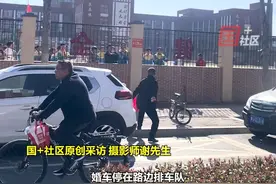 3月21日，河南濮阳。婚车停靠路边，遇学生们围观。新郎家热情地将一整袋喜糖分享给学生们。拍摄者：我觉得这个画面很温暖，是一个幸福、甜蜜的事。视频封面