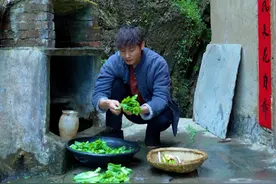 鲜嫩的菜苔清甜爽口，搭配金黄酥脆的锅巴，软嫩与酥脆交织，简直是饭中宝藏！#农村美食 #锅巴饭 #新农人计划2025视频封面