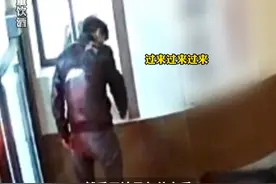 12月6日，湖北秭归，男子凌晨醉酒后和流浪狗“聊嗨了”：你信不信我把这玻璃捶了，一拳砸坏学校门卫室玻璃被行拘。视频封面