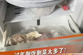 近日，有网友称，过年期间剩饭剩菜感觉能吃到大年十五。医生提醒：剩饭剩菜不宜储存太久，也不要长期吃，更不宜多次加热，还要注意生熟分开，避免细菌滋生，危害健康。 #过年   #剩饭剩菜  @抖音短视频 @DOU+小助手视频封面