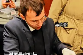 法国小伙马库斯来华捐赠日军侵华照，其母亲呼吁不要按照英雄主义去塑造他，不能利用受害亲人来塑造马库斯成英雄，一定要和好友松松、士杰一起做这件事。（记者：丁卓睿）@松杰的朋友们视频封面