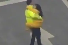 3月10日，湖南长沙，女子雨天光脚奔跑躺马路中央，一把扑到来劝离的交警怀里，交警：肯定不能不管，已联系其家人视频封面