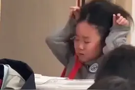 小女孩做不出来作业  把头发抓成一团糟  网友：从花木兰抓成张飞    #萌娃 #小孩的迷惑行为 （来源：@Hi吉林 ）视频封面