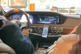 男子下高速时不小心开过了，让后排的兄弟支付了过路费，网友不光开过了车窗也给你放下了（来源：神州新闻）视频封面