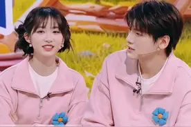 #翟潇闻杨肸子合唱我们俩好甜  答题游戏环节，#翟潇闻  #杨肸子  合唱了几句《我们俩》，俩人在线清唱，实力满分，清新又甜蜜的声线听得超舒服~#你好星期六视频封面