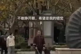 12月18日（发布）上海，大风带着落叶乱飞 转圈圈，环卫工大哥拿着扫帚呆在原地，不知道如何开始干活，网友：要是我撂下扫帚，跟风干一仗（素材来源：@J'elles🐮 )#万事众安 #环卫工人 #无助  #跟着节气看中医视频封面