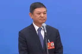 #全国两会  生态环境部部长黄润秋谈如何守牢生态环境保护和经济发展的底线，他提到了3、4、5——视频封面