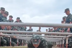 武警新兵战术训练，摸爬滚打，磨砺血性。（蒋琬 胡益源/D）视频封面