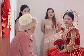 这个就是#幸福 吧！孙女出嫁，奶奶满脸笑意看着化完妆的孩子 #愿每个女孩都能嫁给爱情 #婚礼现场 @东海婚礼纪 视频封面